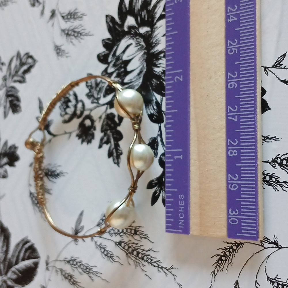 Vintage Goldtone Wire Faux Pearl Elegant Feminine Girly Coquette Bracelet - Picture 2 of 10